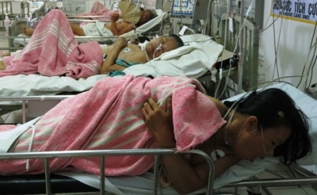 C&aacute;c nạn nh&acirc;n đang được cấp cứu tại Bệnh viện Trung ương Huế