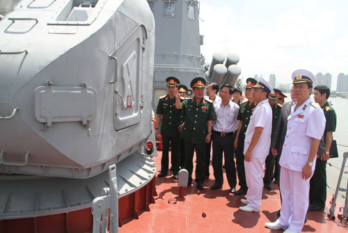 Các đại biểu tham quan tàu HQ-377