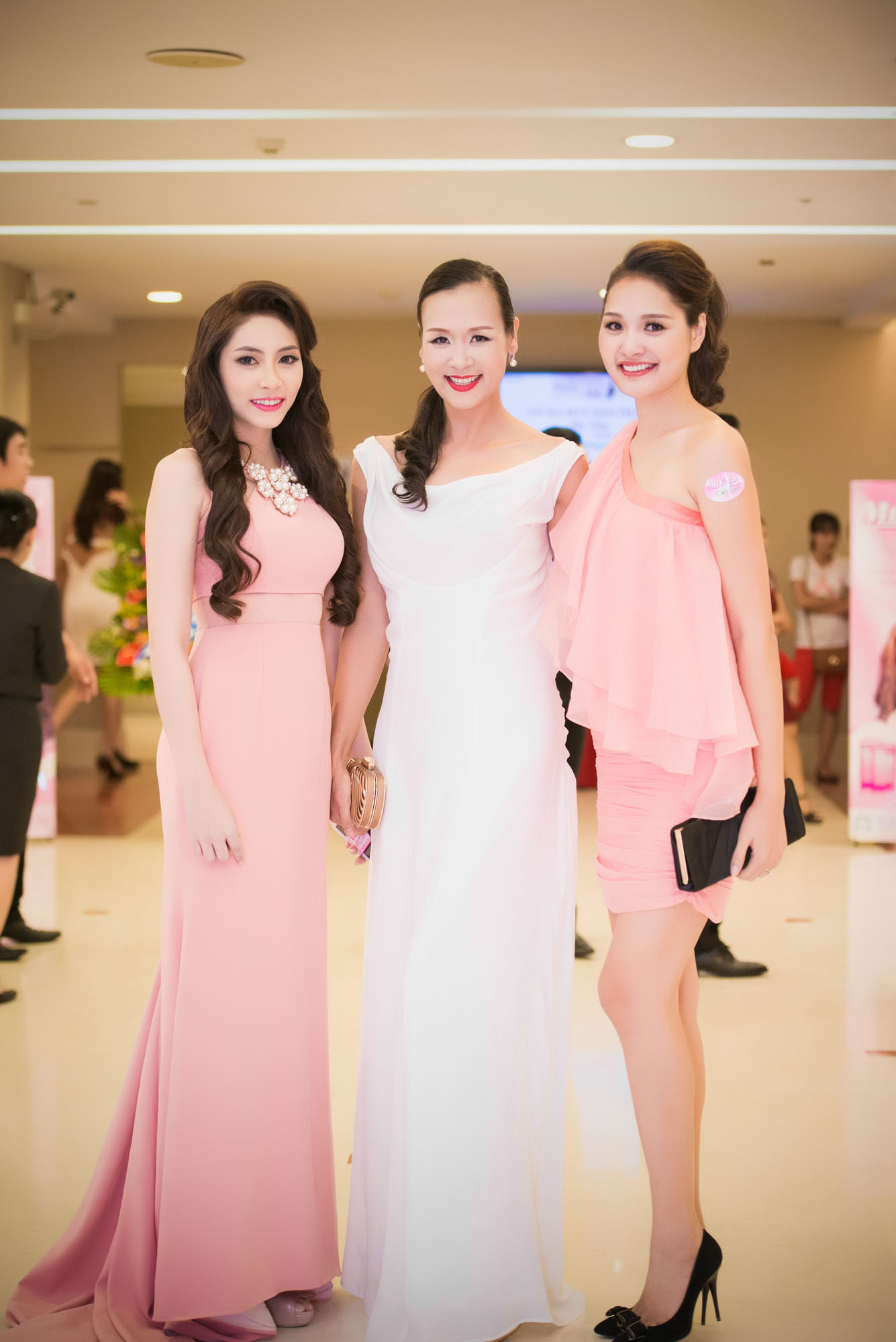 Tối 26/6, Hoa hậu Đại Dương Đặng Thu Thảo xuất hiện trong một sự kiện l&agrave;m đẹp ở H&agrave; Nội c&ugrave;ng với d&agrave;n người đẹp hoa hậu kh&aacute;c như Hương Giang, Bảo Ngọc, &Aacute;i Phương...