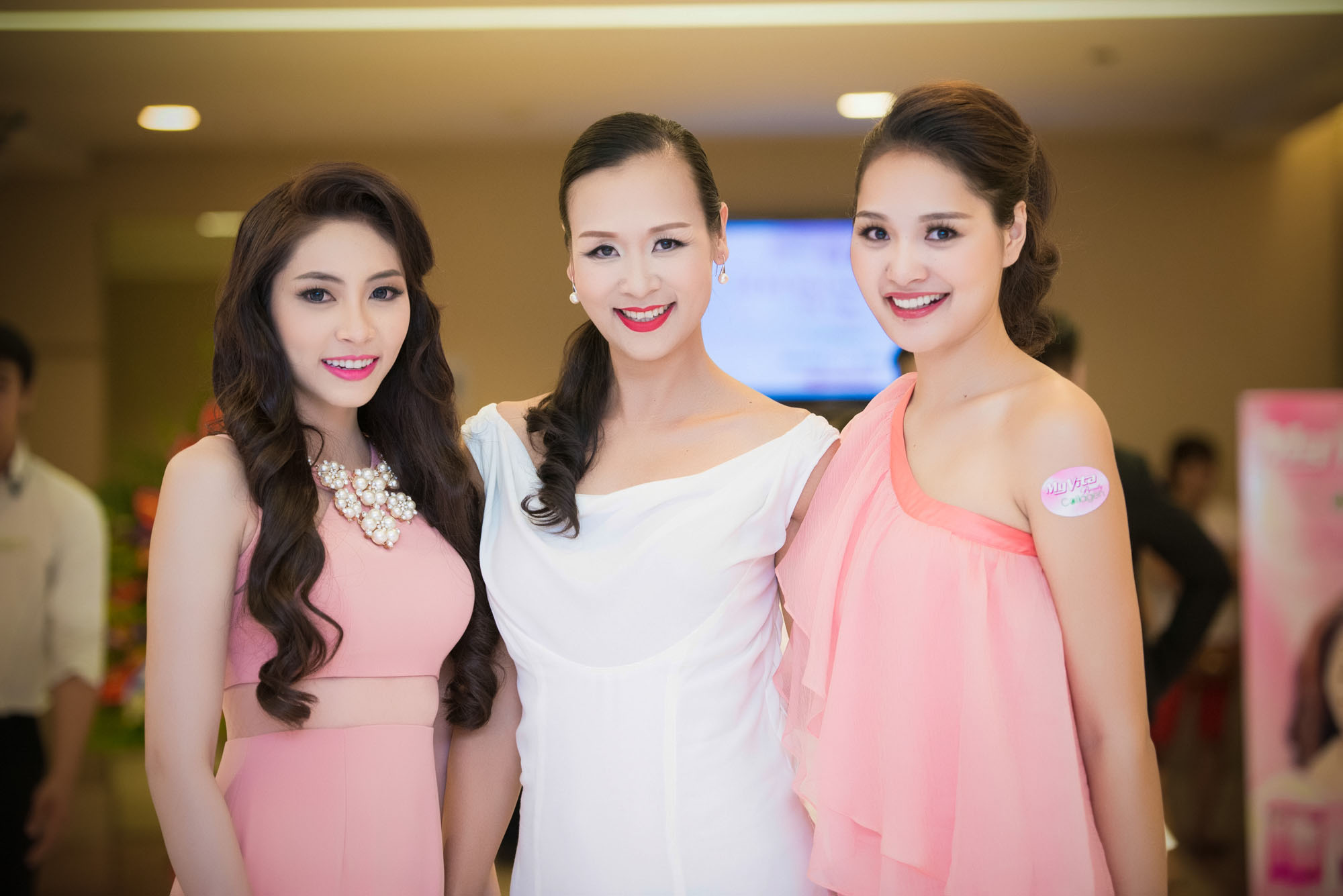 Hoa hậu Đại dương 2014 Đặng Thu Thảo thu h&uacute;t sự ch&uacute; &yacute; của đ&ecirc;m tiệc với chiếc đầm hồng kem.