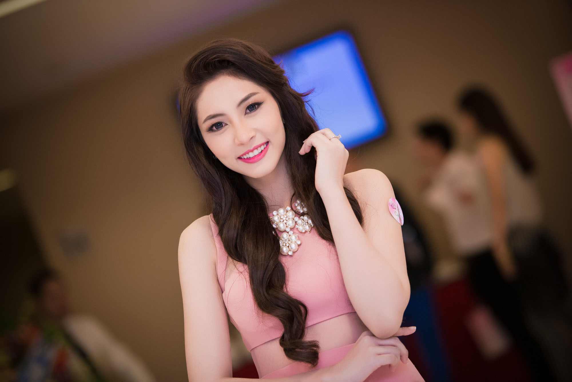  Khu&ocirc;n mặt được trang điểm kỹ lưỡng c&oacute; phần hơi cứng cũng khiến người đẹp k&eacute;m tự nhi&ecirc;n.