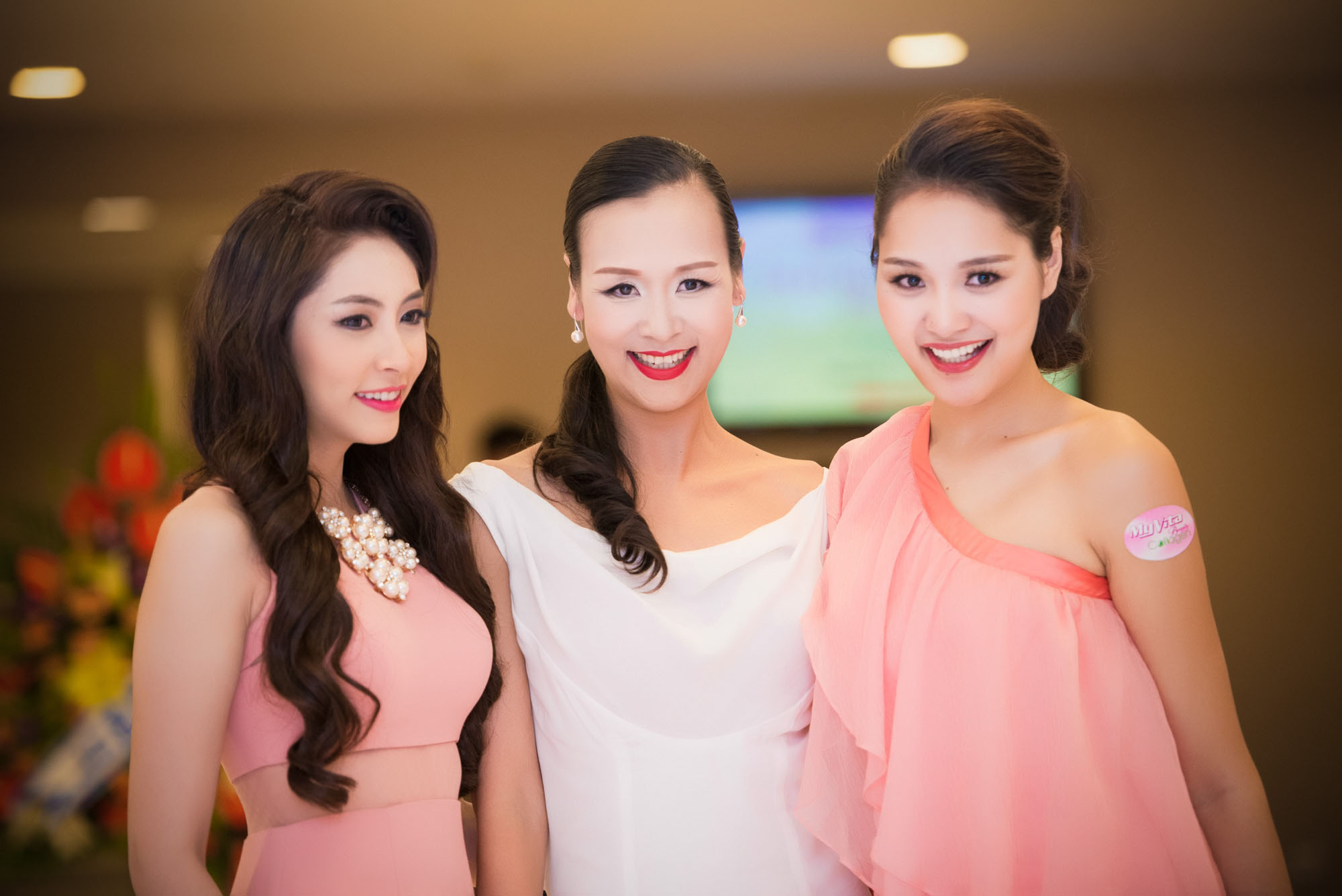 Thu Thảo k&eacute;m xinh hơn c&aacute;c đ&agrave;n chị