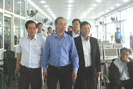 Thứ trưởng Bộ GTVT L&ecirc; Đ&igrave;nh Thọ (giữa) kiểm tra tại ph&ograve;ng chờ Bến xe Trung t&acirc;m Đ&agrave; Nẵng