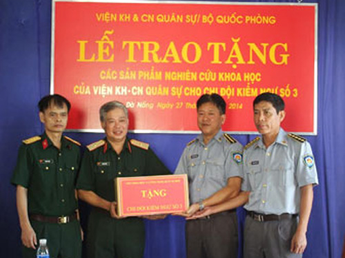 Thiếu tướng Ho&agrave;ng Bằng (thứ 2 từ tr&aacute;i qua), Ch&iacute;nh ủy Viện Khoa học v&agrave; C&ocirc;ng nghệ Qu&acirc;n sự trao tặng khẩu phần ăn dạng tu&yacute;p cho chi đội kiểm ngư