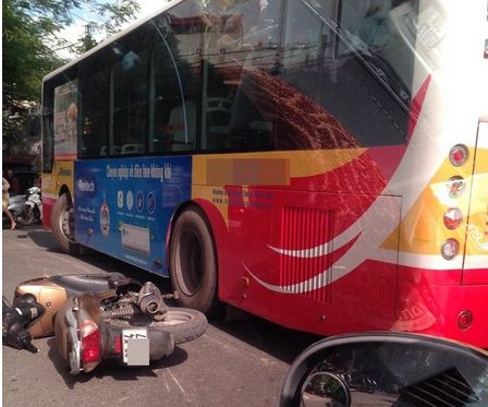 Chiếc xe m&aacute;y nằm chỏng chơ tr&ecirc;n đường sau c&uacute; va chạm