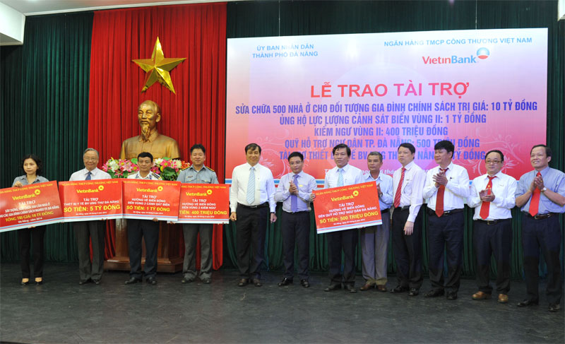 &Ocirc;ng Nguyễn Văn Thắng - B&iacute; thư Đảng ủy, Chủ tịch HĐQT VietinBank trao t&agrave;i trợ cho đại diện c&aacute;c đơn vị 