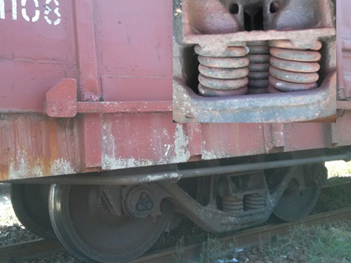 Toa xe 231108 chở qu&aacute; tải 112% v&agrave; vị tr&iacute; l&ograve; xo bị g&atilde;y do chở qu&aacute; tải (ảnh nhỏ) - Ảnh: T.P