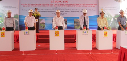 Thứ trưởng Nguyễn Hồng Trường v&agrave; c&aacute;c đại biểu ph&aacute;t lệnh động thổ thi c&ocirc;ng Hầm chui QL6 