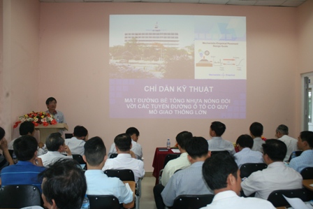 H&agrave;ng trăm c&aacute;n bộ đến dự buổi tập huấn