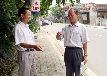 &Ocirc;ng Trần Hữu B&igrave;nh (b&ecirc;n tr&aacute;i) đ&atilde; hiến hơn 20m2 đất sổ đỏ của gia đ&igrave;nh để l&agrave;m đường