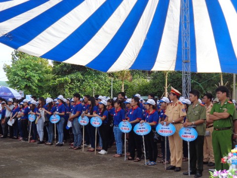 Kh&iacute; thế buổi ra qu&acirc;n &ldquo;tiếp sức m&ugrave;a thi năm 2014&rdquo; tại Đắk Lắk