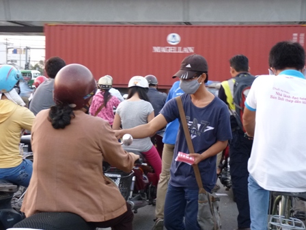 Nghề ph&aacute;t tờ rơi kh&ocirc;ng chỉ ảnh hưởng đến mỹ quan đ&ocirc; thị m&agrave; c&ograve;n g&acirc;y mất an to&agrave;n giao th&ocirc;ng. 
