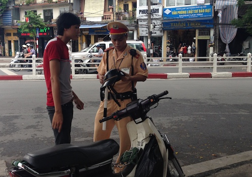 CSGT mới nhắc nhở c&aacute;c trường hợp vi phạm trong ng&agrave;y đầu quy định xử phạt người đội MBH dởm c&oacute; hiệu lực