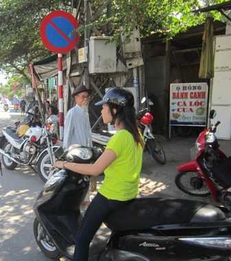 S&aacute;ng 1/7, vẫn c&ograve;n nhiều người tham gia giao th&ocirc;ng đội MBH 