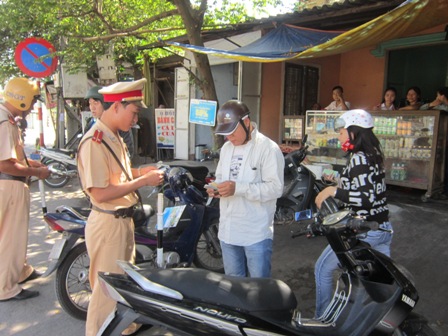 Lực lượng CSGT TP Huế dừng xe kiểm tra, tuy&ecirc;n truyền nhắc nhở người tham gia giao th&ocirc;ng kh&ocirc;ng đội MBH 