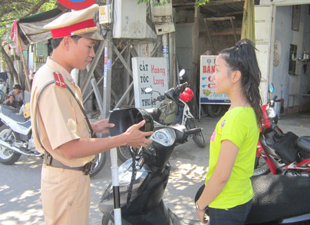 CSGT C&ocirc;ng an TP Huế kiểm tra v&agrave; tuy&ecirc;n truyền, nhắc nhở một người đi m&ocirc; t&ocirc; đội MBH kh&ocirc;ng đạt chuẩn