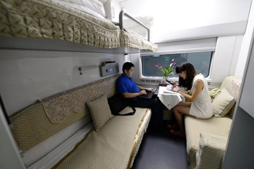 H&agrave;nh kh&aacute;ch cảm thấy rất thoải m&aacute;i bởi sự tiện nghi v&agrave; phục vụ chu đ&aacute;o của nh&acirc;n vi&ecirc;n tr&ecirc;n t&agrave;u