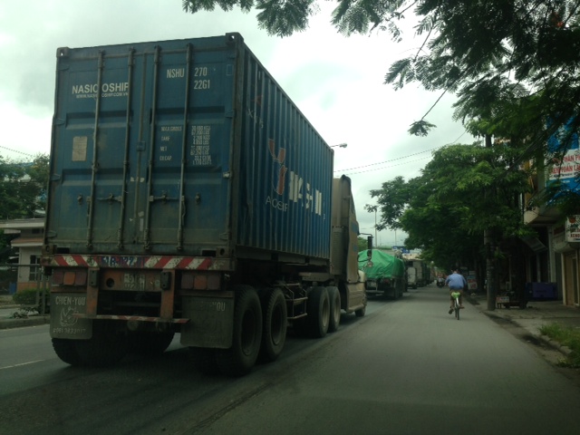 Ngo&agrave;i ra, mặt đường c&ograve;n bị l&uacute;n tại nơi xe dừng v&agrave;o cửa so&aacute;t v&eacute; trước trạm thu ph&iacute;