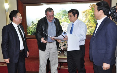 B&iacute; thư tỉnh ủy Quảng Ninh, &ocirc;ng Phạm Minh Ch&iacute;nh (phải) gặp gỡ nh&agrave; đầu tư tại Quảng Ninh.