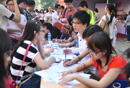 Sinh vi&ecirc;n tham dự hội chợ việc l&agrave;m tại H&agrave; Nội
