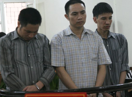 Từ tr&aacute;i qua phải bị c&aacute;o Cường, Huy, H&agrave; tại phi&ecirc;n t&ograve;a chiều 30/6