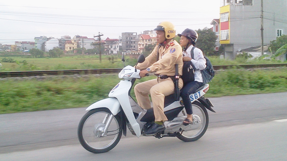 CSGT đưa c&aacute;c th&iacute; sinh đi lạc đến địa điểm l&agrave;m thủ tục thi (Ảnh minh hoạ)