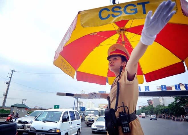 Nơi l&agrave;m việc của Giang thường l&agrave; ng&atilde; 3 Kim Đồng - Giải Ph&oacute;ng v&agrave; Ph&aacute;p V&acirc;n - Giải Ph&oacute;ng. Lưu lượng phương tiện di chuyển qua lại nơi đ&acirc;y rất đ&ocirc;ng. Do vậy c&ocirc; c&ugrave;ng 3 đồng đội nữ kh&aacute;c phải li&ecirc;n tục thay nhau hỗ trợ c&aacute;c đồng nghiệp nam để đảm bảo tr&aacute;nh xảy ra &ugrave;n tắc. 