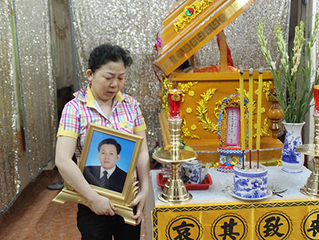 Gia đ&igrave;nh tổ chức đ&aacute;m tang cho nạn nh&acirc;n Nguyễn Văn Ch&iacute;n