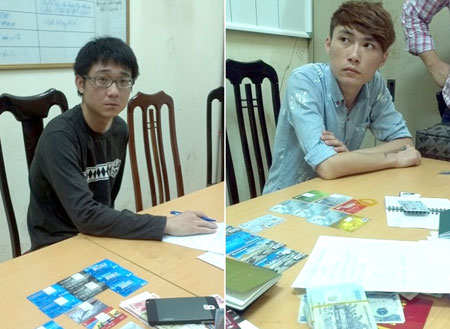 Hai đ&ocirc;́i tượng cùng s&ocirc;́ tang v&acirc;̣t bị tạm giữ tại cơ quan c&ocirc;ng an