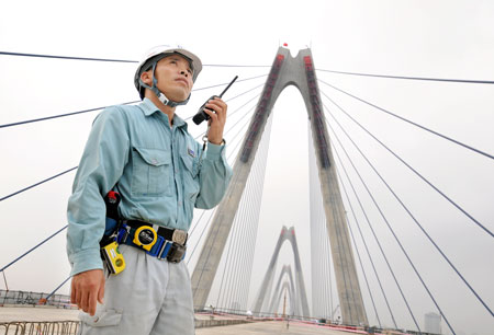 Nhờ v&agrave;o sự quyết liệt của to&agrave;n ng&agrave;nh, nhiều c&ocirc;ng tr&igrave;nh giao th&ocirc;ng về đ&iacute;ch vượt tiến độ (ảnh chụp cầu Nhật T&acirc;n)