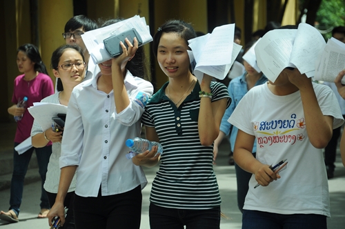 Từ s&aacute;ng sớm, nhiều th&iacute; sinh đ&atilde; chuẩn bị kỹ c&agrave;ng dụng cụ học tập v&agrave; tinh thần thoải m&aacute;i để bước v&agrave;o m&ocirc;n thi đầu ti&ecirc;n.