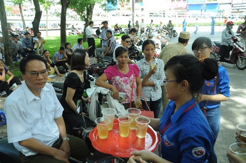 Ở một số điểm thi kh&aacute;c, phụ huynh được c&aacute;c bạn sinh vi&ecirc;n t&igrave;nh nguyện phục vụ nước uống miễn ph&iacute; nhằm xua tan đi c&aacute;i n&oacute;ng bức v&agrave; giảm bớt sự căng thẳng trong l&uacute;c đợi chờ,