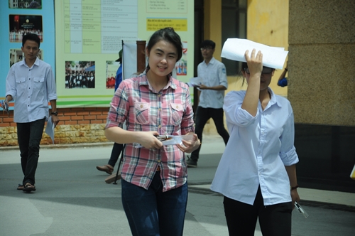 Nhiều th&iacute; sinh n&eacute;t mặt ưu tư rời trường thi v&igrave; đề to&aacute;n năm nay kh&oacute;. L&ecirc; Trung Nh&acirc;n (qu&ecirc; Đồng Th&aacute;p, dự thi ng&agrave;nh Khoa học h&agrave;ng hải, ĐH GTVT TP.HCM) than thở: &ldquo;Gần như hai c&acirc;u cuối em &ldquo;cắn b&uacute;t&rdquo; kh&ocirc;ng l&agrave;m được. C&acirc;u 9 l&agrave;m về bất đẳng thức l&agrave; kh&oacute; l&agrave;m nhất, những c&acirc;u c&ograve;n lại em chỉ l&agrave;m chắc chắn đ&uacute;ng c&acirc;u về khảo s&aacute;t đồ thị v&agrave; t&iacute;nh lượng gi&aacute;c&rdquo;.