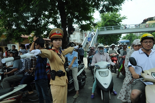 csgt Nguyễn Phương Dung (đội 3 được tăng cường) đang điều tiết giao th&ocirc;ng tại khu vực Ch&ugrave;a Bộc 