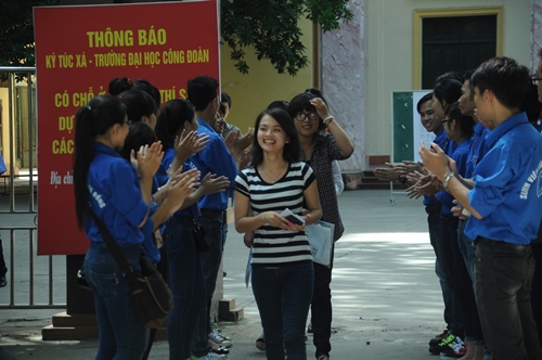 Ở điểm trường ĐH C&ocirc;ng Đo&agrave;n, c&aacute;c sĩ tử c&ograve;n được c&aacute;c bạn sinh vi&ecirc;n t&igrave;nh nguyện vỗ tay ch&agrave;o đ&oacute;n v&agrave;o trường thi.