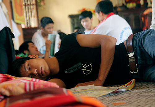 Giấc ngủ vộ đầy mệt mỏii của một sĩ tử sau khi đ&atilde; &ocirc;n b&agrave;i xong.