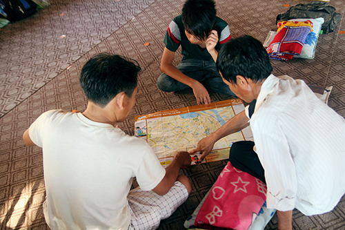 Rồi c&ugrave;ng b&agrave;n luận với nhau những tuyến đường c&oacute; thể đưa con em m&igrave;nh đến địa điểm thi an to&agrave;n v&agrave; thuận tiện nhất.