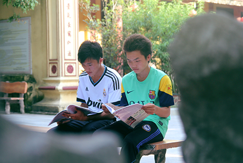 Đ&ocirc;i l&uacute;c c&aacute;c sĩ tử c&ograve;n ra khu&ocirc;n vi&ecirc;n &ocirc;n b&agrave;i để tinh thần được sảng kho&aacute;i v&agrave; thoải m&aacute;i hơn.