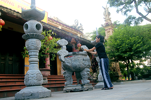 Thắp hương đều đặn v&agrave;o mỗi buổi chiều để mong được Đức Phật ph&ugrave; hộ độ tr&igrave; c&oacute; sức khỏe tốt v&agrave; đạt th&agrave;nh t&iacute;ch cao trong kỳ thi.