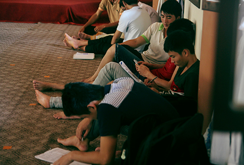 Đ&ocirc;i l&uacute;c cần tập trung cao độ, c&aacute;c bạn ngồi dựa v&agrave;o tường ngay ngắn th&agrave;nh h&agrave;ng, giữ trật tự trung để tự &ocirc;n b&agrave;i. 