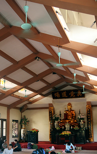 Quạt trần cũng được bật chạy hết c&ocirc;ng suất để phục vụ sĩ tử v&agrave; người th&acirc;n tr&aacute;nh c&aacute;i n&oacute;ng oi ả ng&agrave;y h&egrave;.