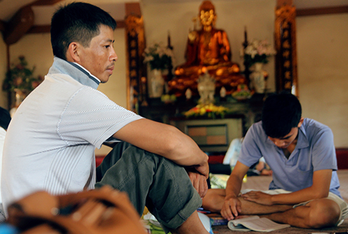 Tuy kh&ocirc;ng phải bận t&acirc;m về nơi ăn chỗ ở, nhưng c&ograve;n đ&oacute; nhiều sự lo lắng tr&ecirc;n khu&ocirc;n mặt c&aacute;c bậc phụ huynh về sức khỏe cũng như kết quả kỳ thi sắp tới của con em m&igrave;nh. Trao đổi với ph&oacute;ng vi&ecirc;n, ch&uacute; Dũng (48 tuổi) ở Vĩnh Ph&uacute;c cho biết, v&ocirc; c&ugrave;ng cảm k&iacute;ch trước tấm l&ograve;ng thiện nguyện của c&aacute;c sư thầy trong ch&ugrave;a, 