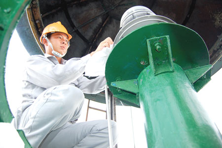 Anh Ho&agrave;ng Đăng Tuyến miệt m&agrave;i vệ sinh cho đ&egrave;n biển h&agrave;ng ng&agrave;y