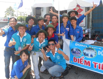 C&aacute;c thanh ni&ecirc;n t&igrave;nh nguyện đang l&agrave;m nhiệm vụ Tiếp sức m&ugrave;a thi tại Hội đồng thi Trường THPT Hai B&agrave; Trưng, TP Huế