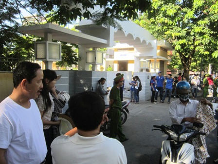 Thanh ni&ecirc;n t&igrave;nh nguyện c&ugrave;ng lực lượng C&ocirc;ng an thực hiện nhiệm vụ đảm bảo ANTT, trật tự ATGT tại điểm thi Trường Đại học Sư phạm Huế