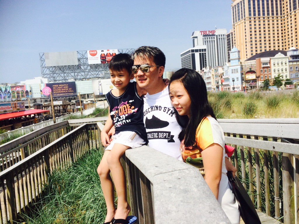  Với chuyến lưu diễn Mỹ lần n&agrave;y, Mr Đ&agrave;m đi c&ugrave;ng người chị g&aacute;i v&agrave; cậu con trai nu&ocirc;i t&ecirc;n Cu Tin của anh. Đ&acirc;y l&agrave; m&oacute;n qu&agrave; m&ugrave;a h&egrave; m&agrave; Mr Đ&agrave;m d&agrave;nh cho cu cậu c&ugrave;ng người th&acirc;n trong gia đ&igrave;nh. 