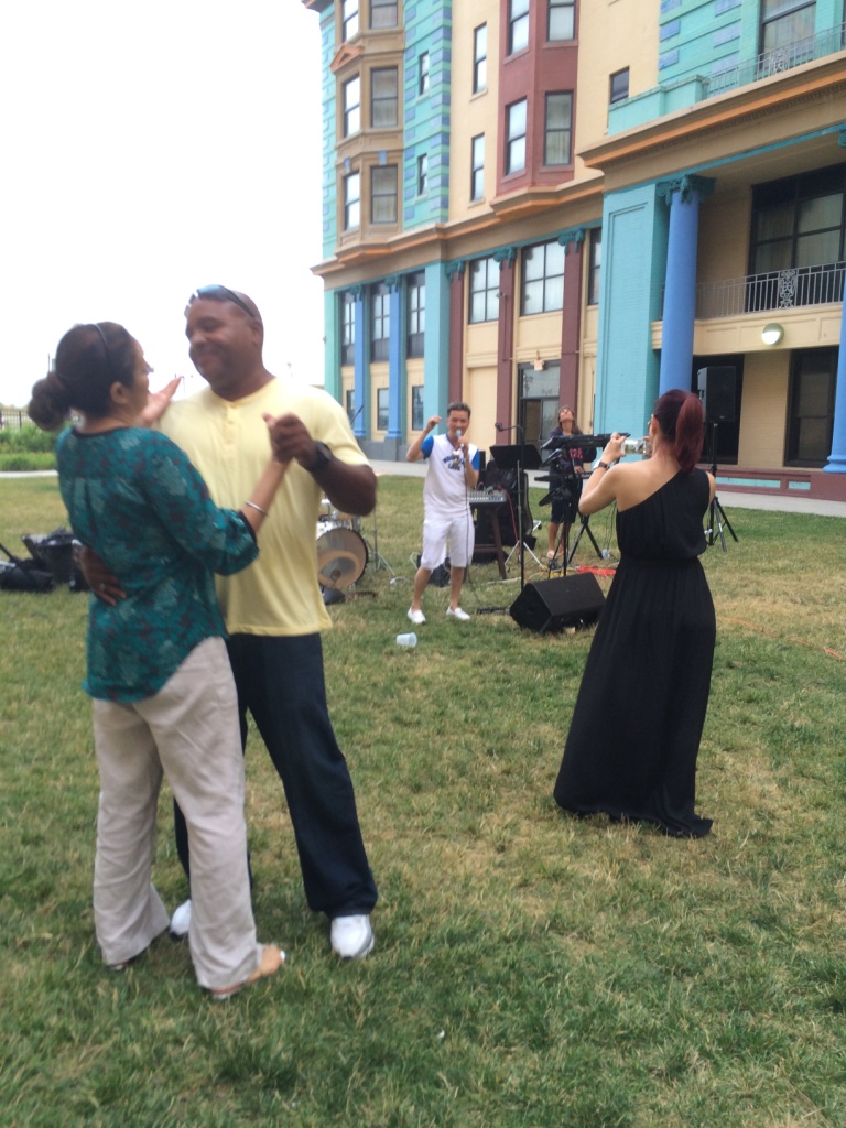  Kh&aacute;n giả vỗ tay rầm rầm v&agrave; buộc Mr Đ&agrave;m phải l&ecirc;n s&acirc;u khấu. Sau v&agrave;i ph&uacute;t thỏa thuận với ban nhạc, anh đ&atilde; khiến cho tất cả quan kh&aacute;ch c&ugrave;ng đứng l&ecirc;n lắc lư, phấn kh&iacute;ch theo điệu nhạc trong c&aacute;c ca kh&uacute;c Unchained melody v&agrave; Unbreak my heart.