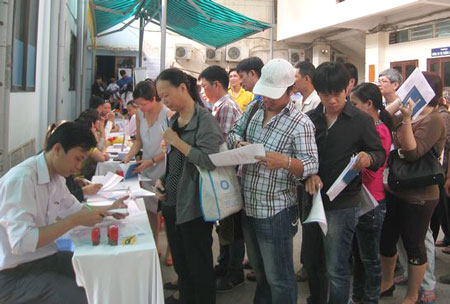 Người lao động đăng k&iacute; giải quyết trợ cấp thất nghiệp tại Trung t&acirc;m Giới thiệu việc l&agrave;m TP HCM