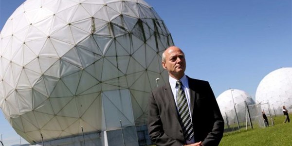 Người đứng đầu BND trước một cơ sở t&igrave;nh b&aacute;o của cơ quan n&agrave;y gần Munich