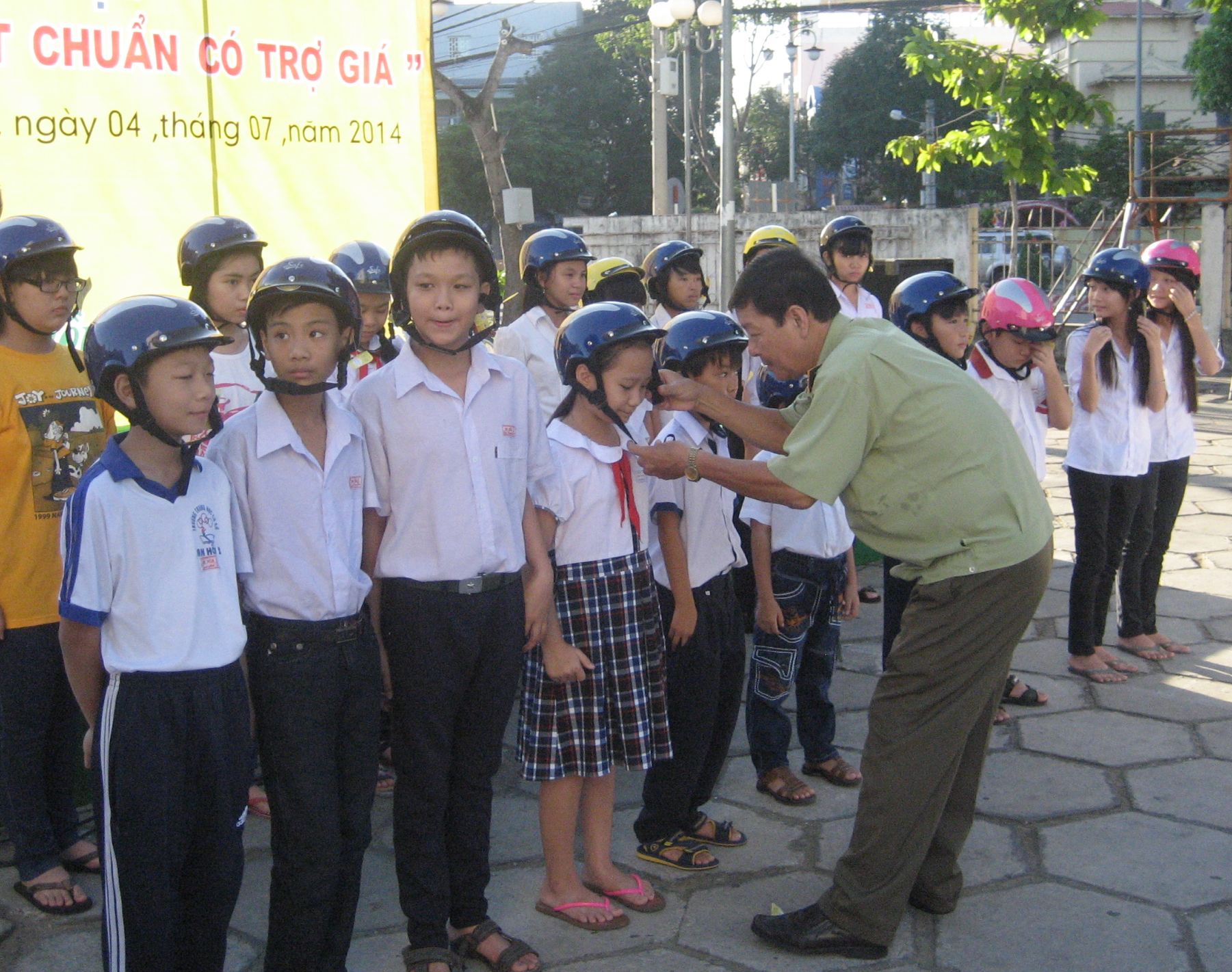 Đại diện Ban tổ chức tặng MBH cho c&aacute;c em học sinh